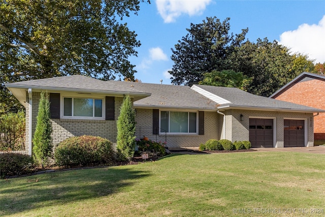 view of front of property featuring a garage and a front yard