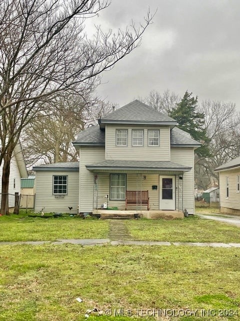 view of front of house with a front lawn and covered porch