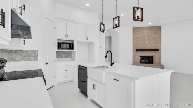 kitchen with sink, hanging light fixtures, decorative backsplash, white cabinets, and black appliances