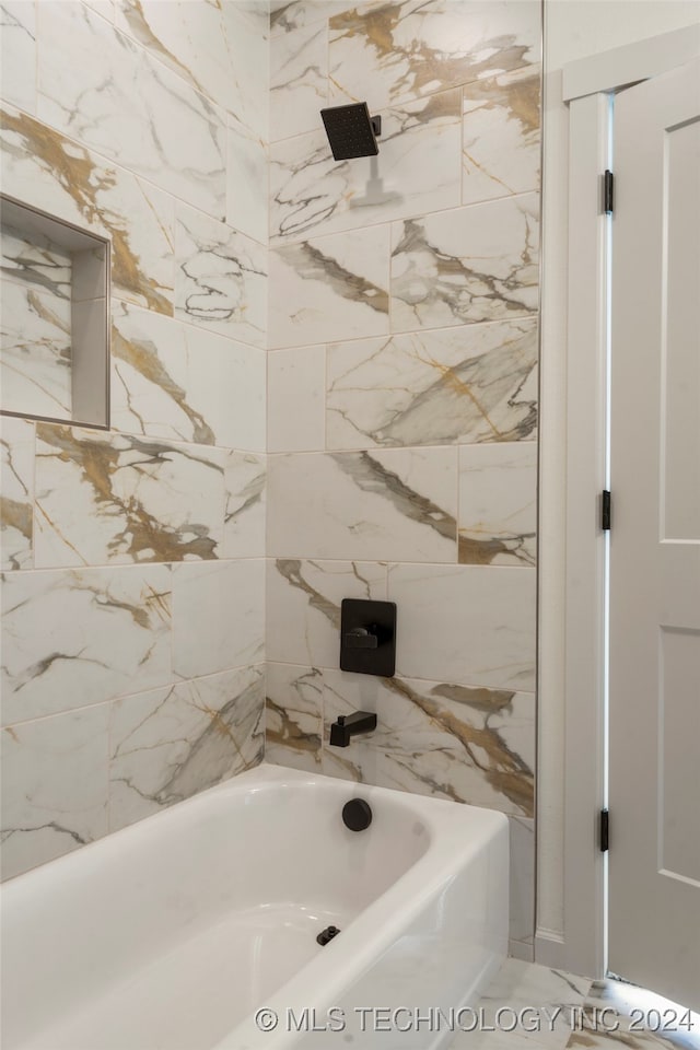 bathroom featuring tiled shower / bath