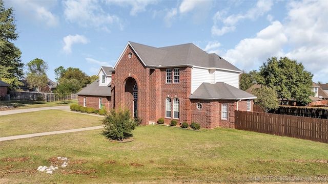 view of front facade featuring a front lawn