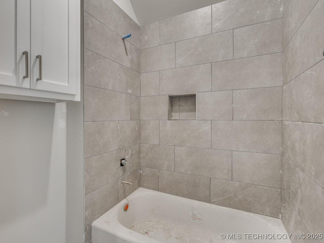 bathroom featuring tiled shower / bath