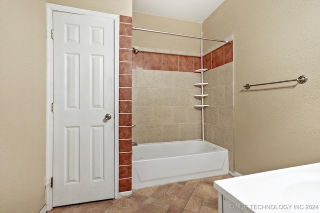 bathroom with tiled shower / bath combo