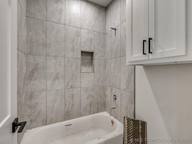 bathroom with tiled shower / bath combo