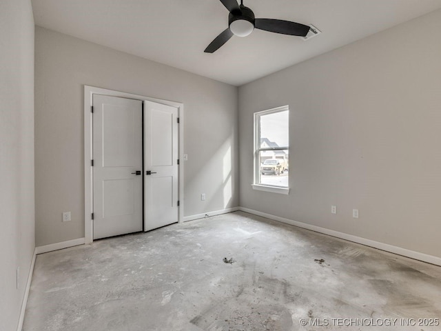 unfurnished bedroom featuring ceiling fan and a closet