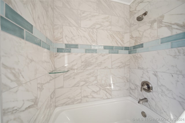 bathroom with tiled shower / bath combo