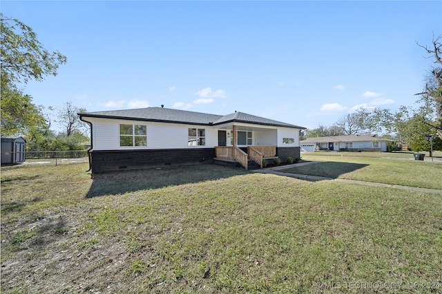 view of front of property featuring a front yard