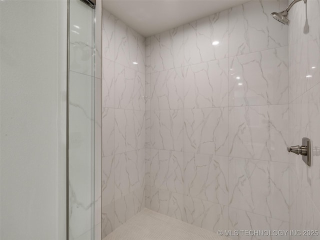 bathroom featuring a tile shower