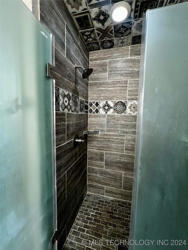 bathroom featuring a tile shower