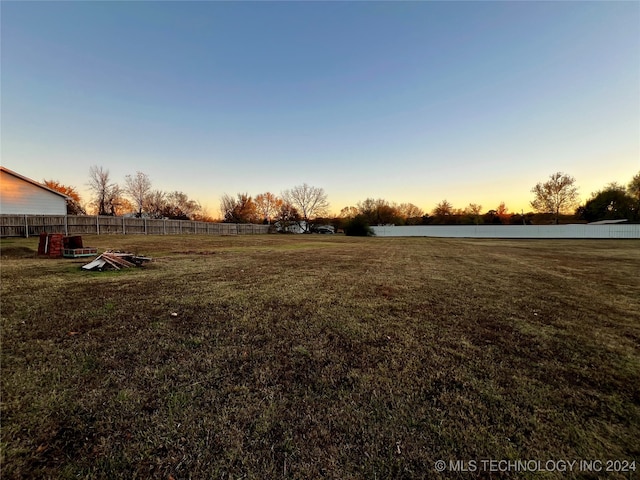 view of yard at dusk