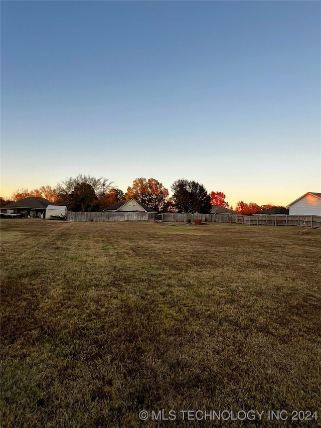 view of yard at dusk