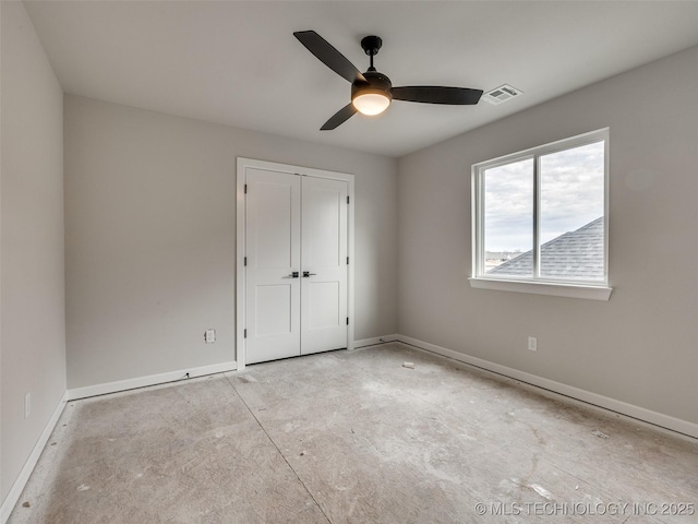 unfurnished bedroom featuring ceiling fan and a closet