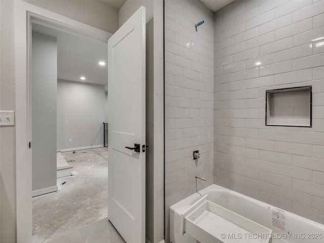 bathroom with tiled shower / bath