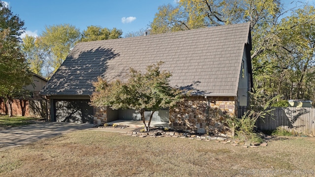 view of front of property featuring a front yard and a garage