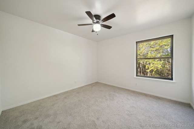 unfurnished room with carpet flooring and ceiling fan