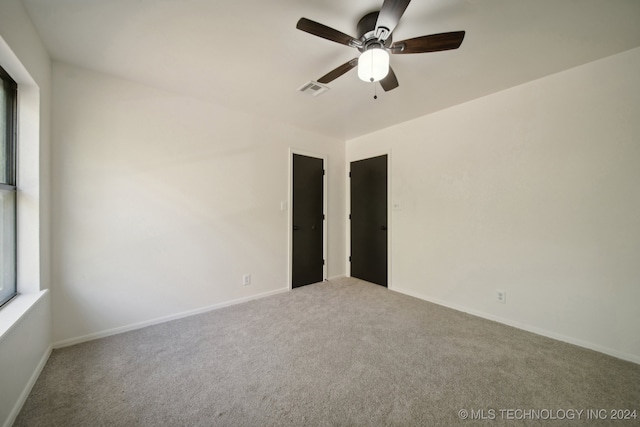 carpeted empty room featuring ceiling fan