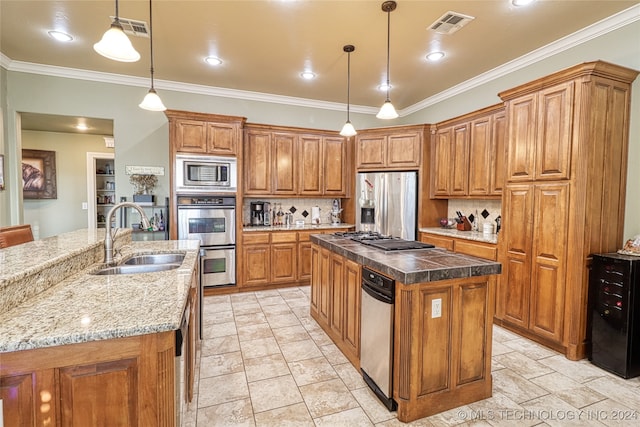 kitchen featuring sink, hanging light fixtures, stainless steel appliances, tasteful backsplash, and a spacious island