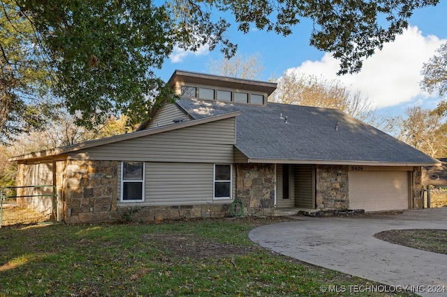 view of front facade featuring a garage and a front lawn