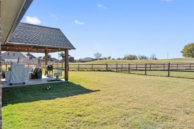 view of yard featuring a rural view