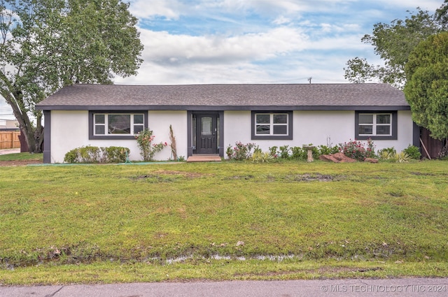 ranch-style home featuring a front lawn