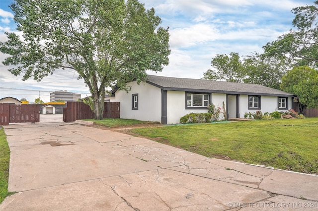 single story home with a front yard