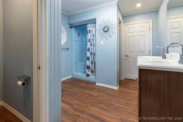 bathroom featuring hardwood / wood-style floors, vanity, a shower with curtain, and crown molding