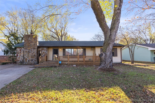 ranch-style home featuring a front lawn