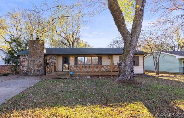 single story home with a front yard