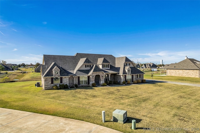 view of front of house featuring a front lawn