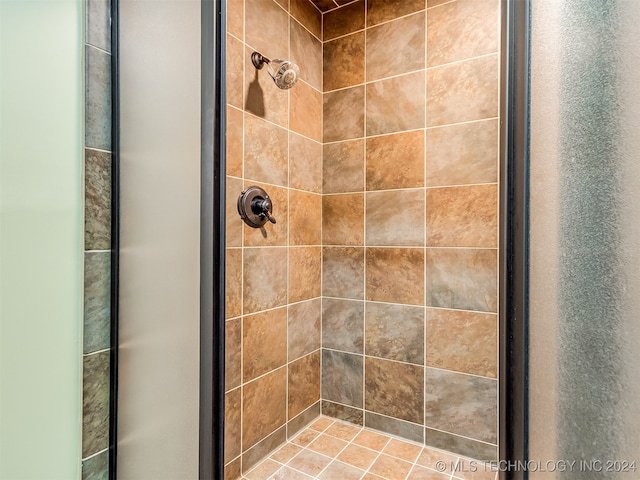 bathroom featuring tiled shower