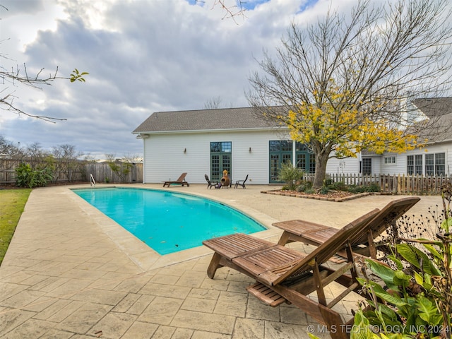 view of swimming pool featuring a patio