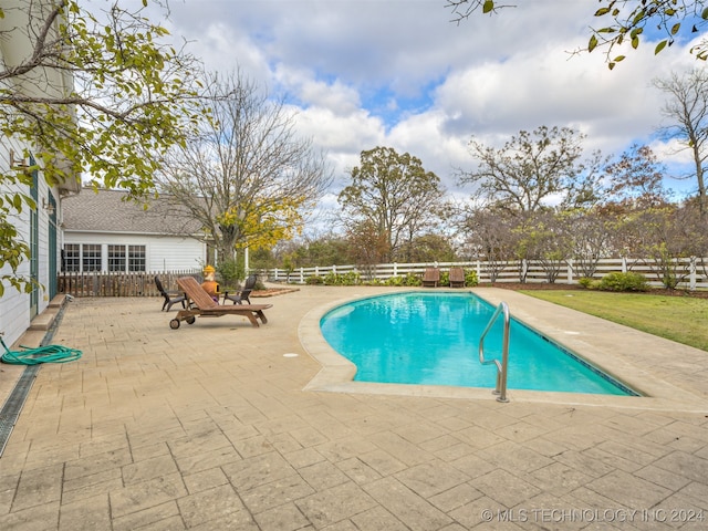 view of swimming pool featuring a patio