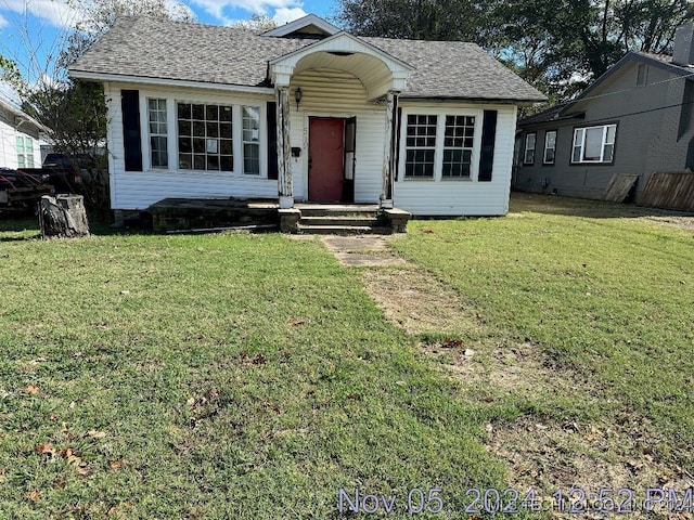 view of front facade featuring a front yard