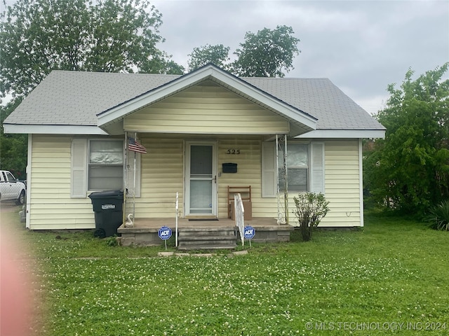 bungalow featuring a front lawn