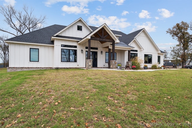 view of front of house featuring a front lawn