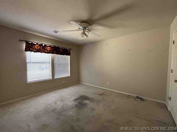 unfurnished room with carpet flooring and ceiling fan