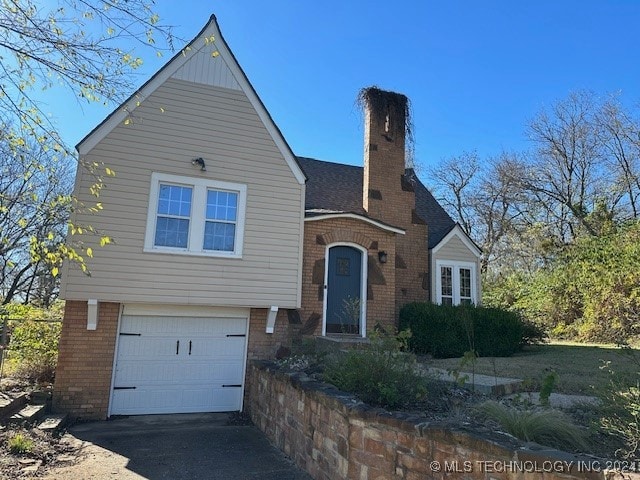 view of front facade featuring a garage