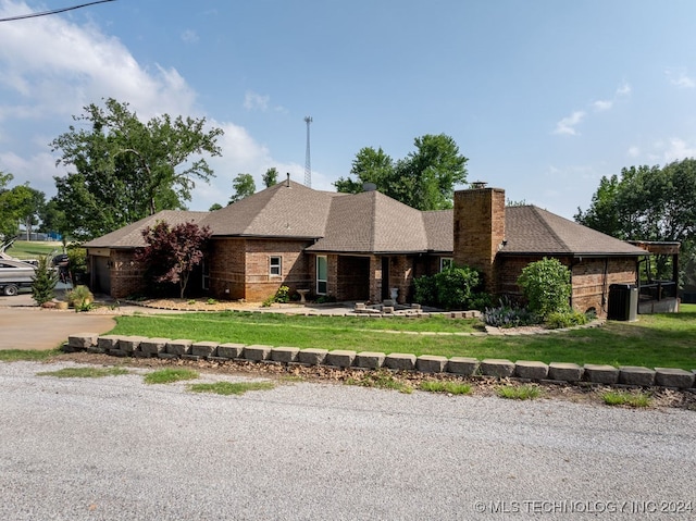 view of front of house featuring a front lawn