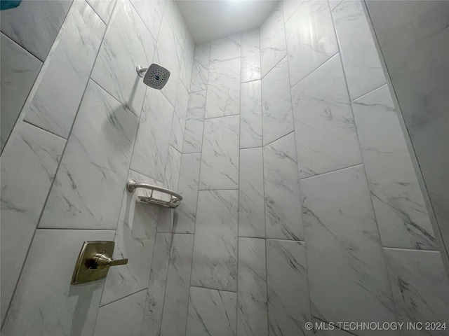 bathroom featuring a tile shower