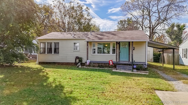 view of front of property featuring a front lawn and a carport