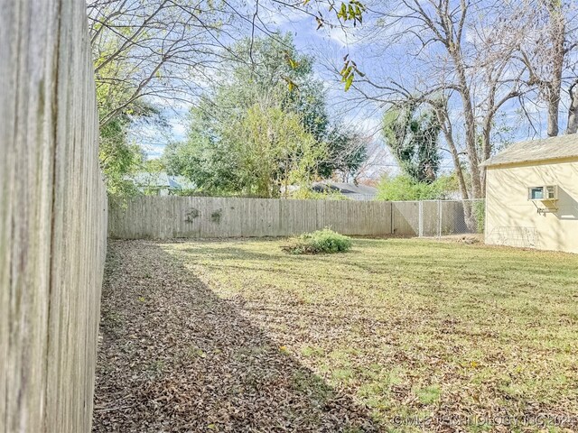 1306 E Comanche Ave, Mcalester, OK 74501 - view of yard