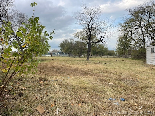 view of yard featuring a rural view