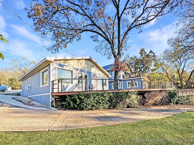 exterior space featuring a front yard