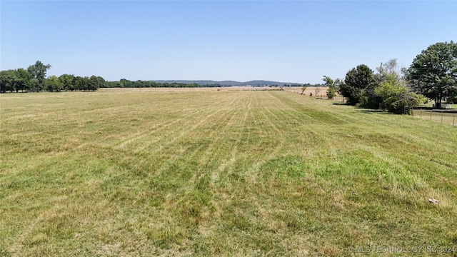 view of yard featuring a rural view