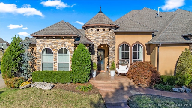 view of front of home featuring a front yard