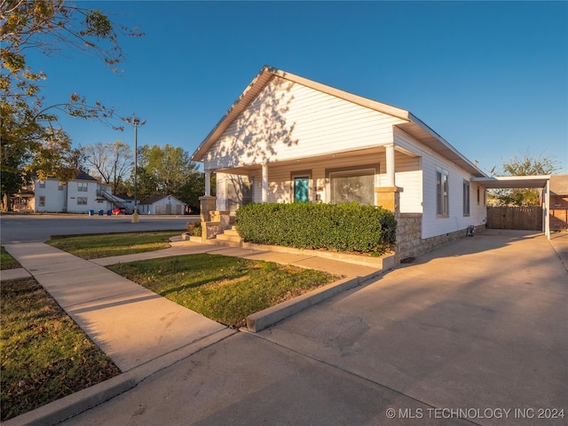 view of front of house with a porch and a carport