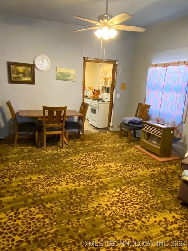 dining room with ceiling fan