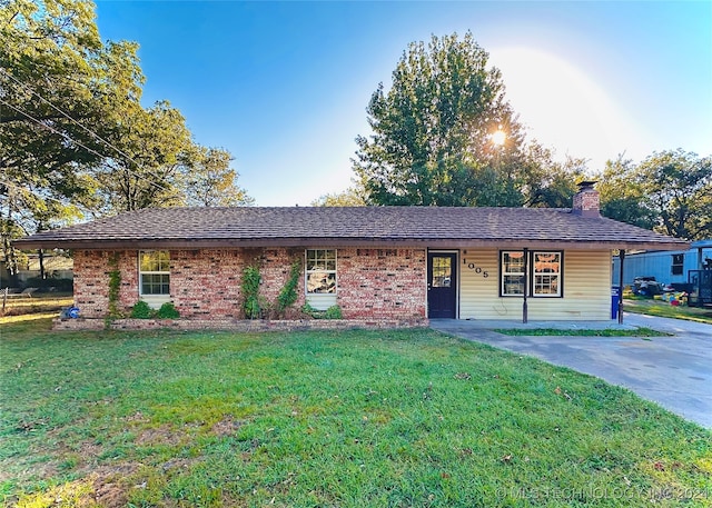 ranch-style house featuring a front lawn