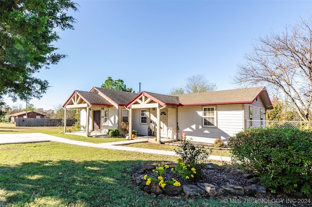 view of front of house featuring a front yard