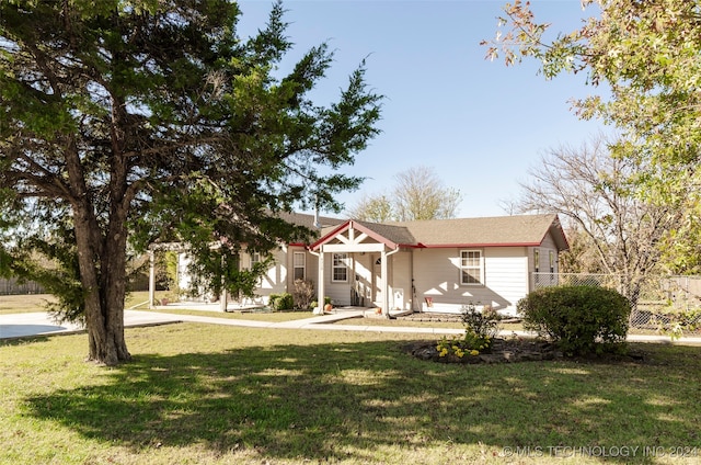 view of front of property featuring a front yard